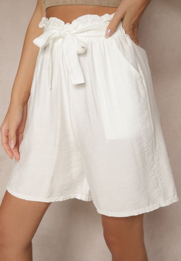 Renee - Białe Szorty z Wiskozy High Waist Ozdobione Paskiem Lumilirae. Okazja: na co dzień. Stan: podwyższony. Kolor: biały. Materiał: wiskoza. Wzór: aplikacja. Sezon: lato. Styl: casual, elegancki