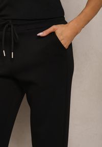 Renee - Czarne Spodnie Dresowe o Prostym Kroju z Gumką w Pasie i Kieszeniami Tiaris. Okazja: na co dzień. Stan: podwyższony. Kolor: czarny. Materiał: dresówka. Styl: elegancki, casual #4