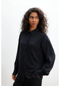 Marsala - Koszula w PASKI w kolorze BLACK - ROOMI. Okazja: na co dzień, na spotkanie biznesowe, do pracy. Materiał: wiskoza, elastan, tkanina. Długość rękawa: długi rękaw. Długość: długie. Wzór: paski. Styl: biznesowy, casual, elegancki, klasyczny #1