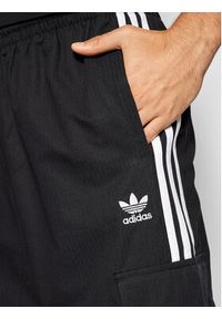 Adidas - adidas Spodnie dresowe adicolor Classics 3-Stripes H09117 Czarny Relaxed Fit. Kolor: czarny. Materiał: bawełna, dresówka #5