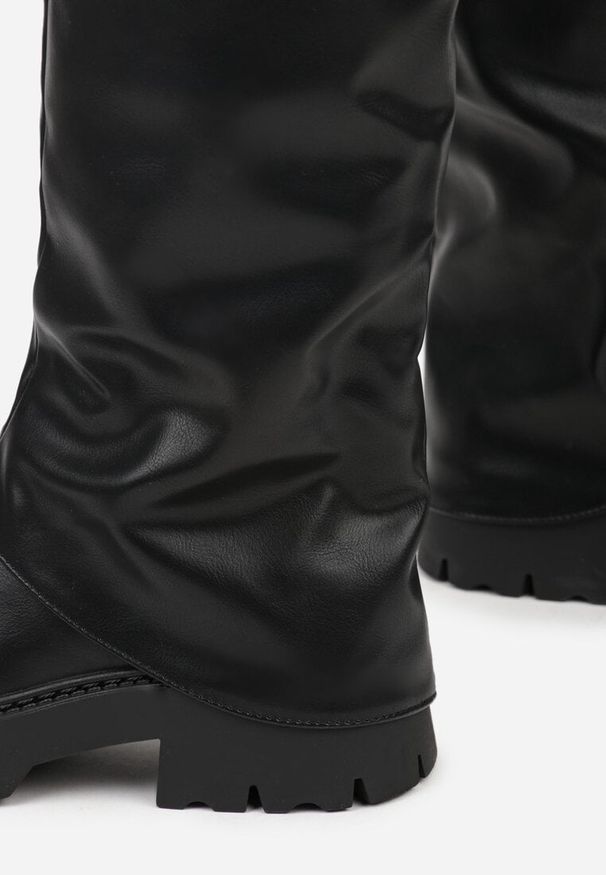 Renee - Czarne Kozaki VICES z Marszczoną Cholewką Imitującą Nogawkę ze Sprzączką Valles. Okazja: na imprezę, na co dzień. Zapięcie: sprzączka. Kolor: czarny. Materiał: jeans. Szerokość cholewki: normalna. Styl: casual