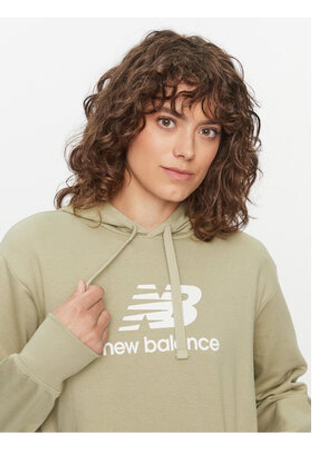 New Balance Bluza Essentials Stacked Logo Hoodie WT31533 Zielony Regular Fit. Kolor: zielony. Materiał: syntetyk