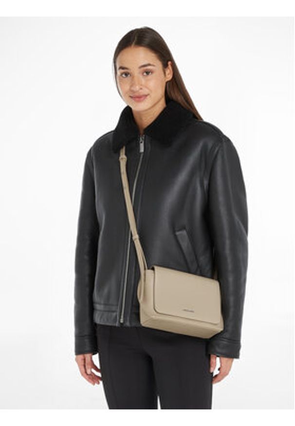 Calvin Klein Torebka Archetypes Twist Crossbody K60K611072 Beżowy. Kolor: beżowy. Materiał: skórzane