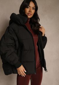 Renee - Czarna Oversizowa Kurtka Puffer z Kaputrem Mevenassa. Kolor: czarny. Materiał: dzianina, zamsz, poliester. Sezon: zima. Styl: elegancki