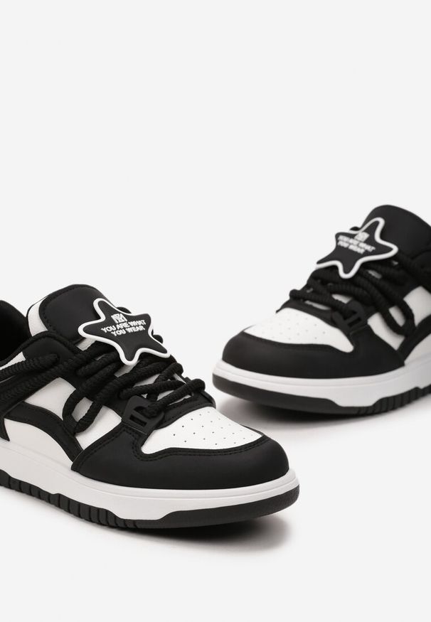 Renee - Czarne Sneakersy z Grubymi Sznurowadłami i Naszywką w Kształcie Gwiazdki Alesine. Nosek buta: okrągły. Zapięcie: sznurówki. Kolor: czarny. Wzór: aplikacja. Sezon: lato, wiosna, jesień. Obcas: na obcasie. Wysokość obcasa: niski