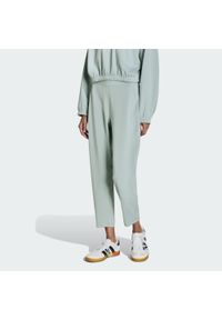 Adidas - Spodnie All Me Yoga Essentials. Kolor: zielony. Materiał: materiał. Sport: joga i pilates #1