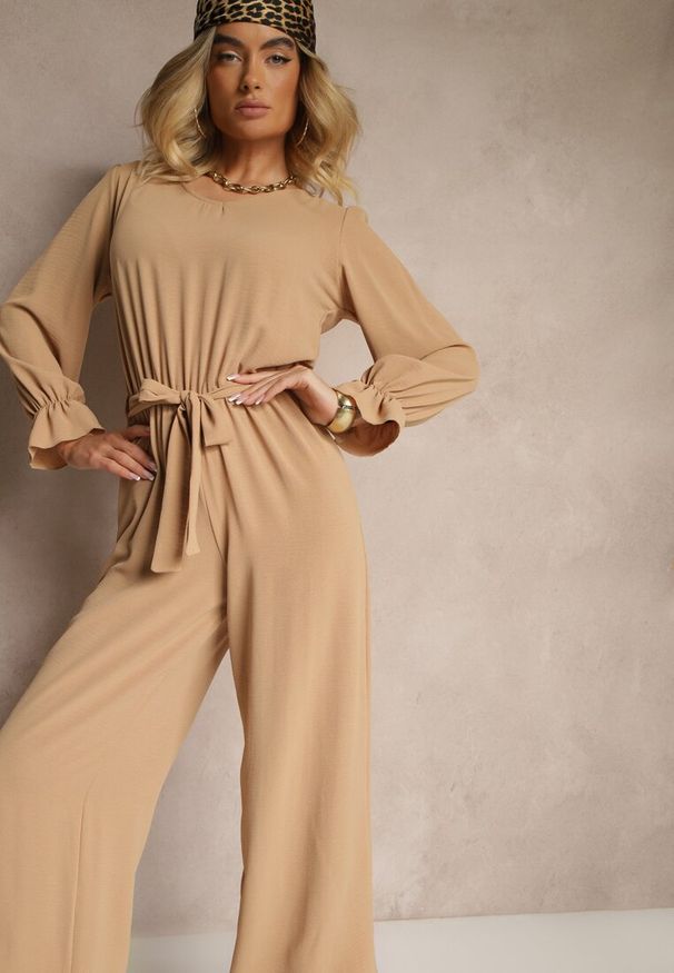 Renee - Beżowy Casualowy Kombinezon z Paskiem i Gumką w Pasie Wiązany na Plecach Melodette. Okazja: na co dzień. Kolor: beżowy. Materiał: materiał. Długość: długie. Styl: casual