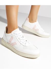 Veja - VEJA - Białe sneakersy z różowym logo V-10. Zapięcie: sznurówki. Kolor: biały. Materiał: materiał