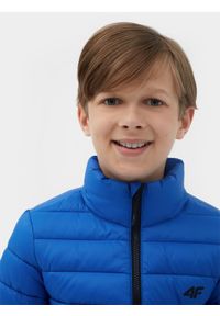 4f - Kurtka puchowa z wypełnieniem syntetycznym chłopięca. Okazja: na co dzień. Typ kołnierza: kołnierzyk stójkowy. Kolor: niebieski. Materiał: syntetyk, puch. Styl: casual #2
