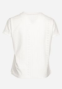 Born2be - Biały Ażurowy T-shirt z Bawełną Ozdobiony Cyrkoniami Deviana. Okazja: na co dzień. Kolor: biały. Materiał: bawełna. Wzór: ażurowy, aplikacja. Sezon: lato. Styl: casual, elegancki, wizytowy #7