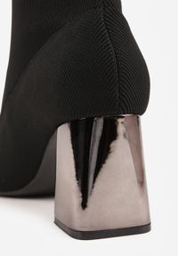 Born2be - Czarne Botki Vices ze Skarpetkową Cholewką na Metalicznym Słupku Wadvira. Okazja: na co dzień. Zapięcie: bez zapięcia. Kolor: czarny. Materiał: jeans. Szerokość cholewki: normalna. Obcas: na słupku. Styl: casual, elegancki #6
