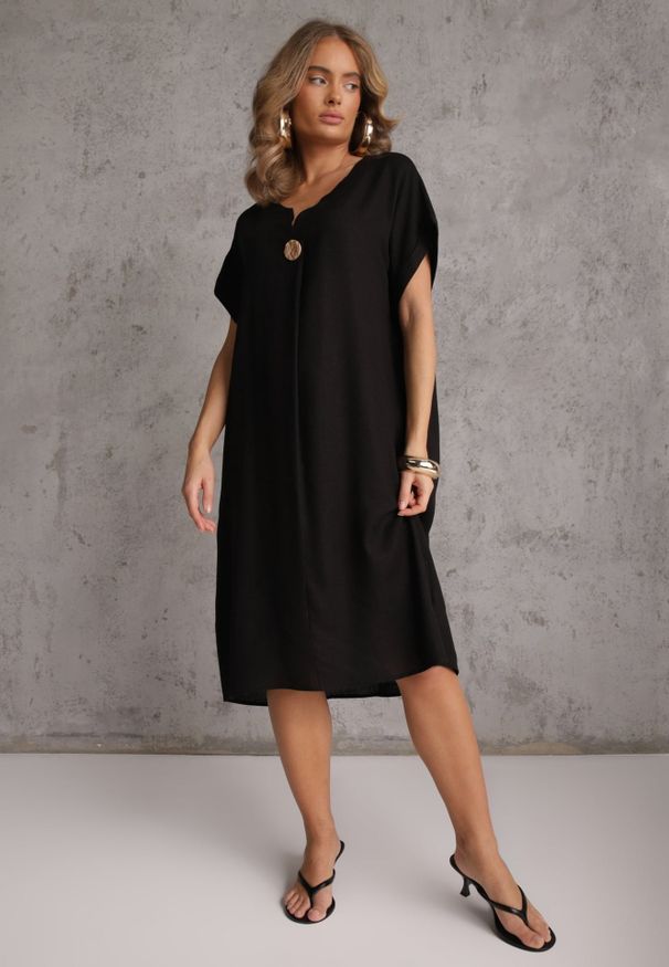 Renee - Czarna Sukienka o Pudełkowym Kroju z Lnem i Wiskozą Zdobiona Guzikiem Mezynore. Kolekcja: plus size. Kolor: czarny. Materiał: wiskoza, len. Wzór: aplikacja. Typ sukienki: dla puszystych. Styl: boho, wakacyjny