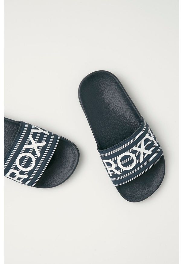 Roxy Klapki dziecięce kolor granatowy. Kolor: niebieski. Materiał: guma, materiał. Obcas: na obcasie. Wysokość obcasa: niski