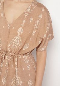 Born2be - Ciemnobeżowa Sukienka Rozkloszowana z Wiskozą w Boho Wzór z Falbaną Turaline. Typ kołnierza: kołnierz z falbankami. Kolor: beżowy. Materiał: wiskoza. Sezon: lato. Typ sukienki: rozkloszowane. Styl: boho #7