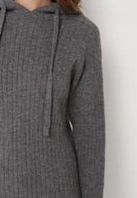 Born2be - Ciemnoszara Wełniana Sukienka z Kapturem w Prążki Tyrwe. Okazja: na co dzień. Typ kołnierza: kaptur. Kolor: szary. Materiał: wełna. Długość rękawa: długi rękaw. Wzór: prążki. Typ sukienki: proste. Styl: elegancki, casual, klasyczny #5