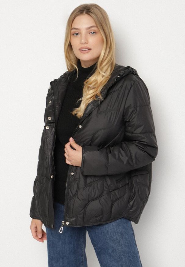 Born2be - Czarna Pikowana Kurtka Przejściowa o Klasycznym Kroju z Kapturem Tavitte. Okazja: na spacer, na co dzień. Typ kołnierza: kaptur. Kolekcja: plus size. Kolor: czarny. Materiał: jeans, poliester. Wzór: aplikacja. Styl: klasyczny