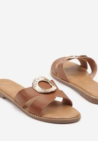 Born2be - Brązowe Klapki z Ozdobną Klamrą Addnelia. Okazja: na co dzień, na spacer. Kolor: brązowy. Sezon: lato. Styl: elegancki, casual #6