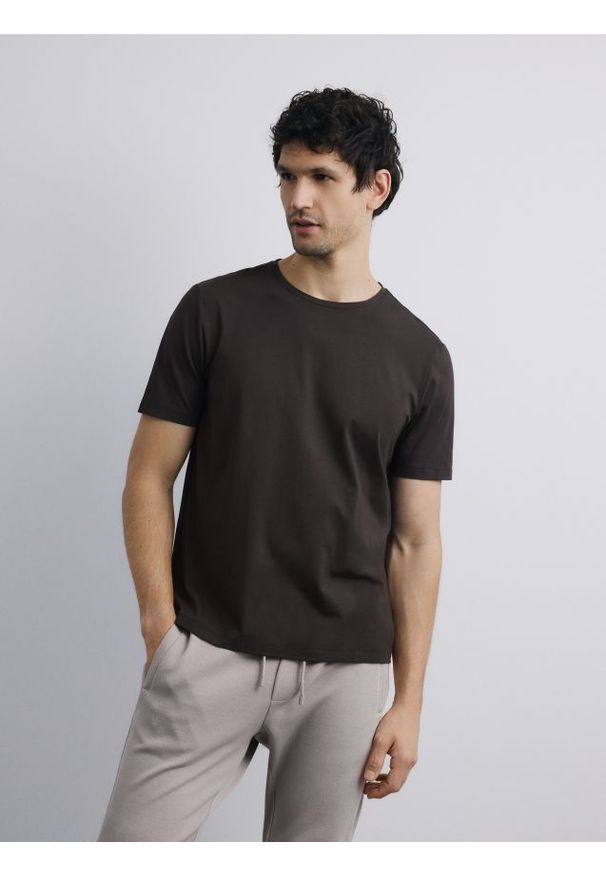 Reserved - T-shirt regular z bawełną merceryzowaną - ciemnobrązowy. Kolor: brązowy. Materiał: bawełna