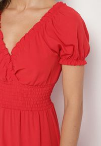 Born2be - Czerwona Sukienka Ozdobiona Bufkami Dolinossa. Okazja: na co dzień. Kolor: czerwony. Wzór: aplikacja. Sezon: lato. Styl: casual #4