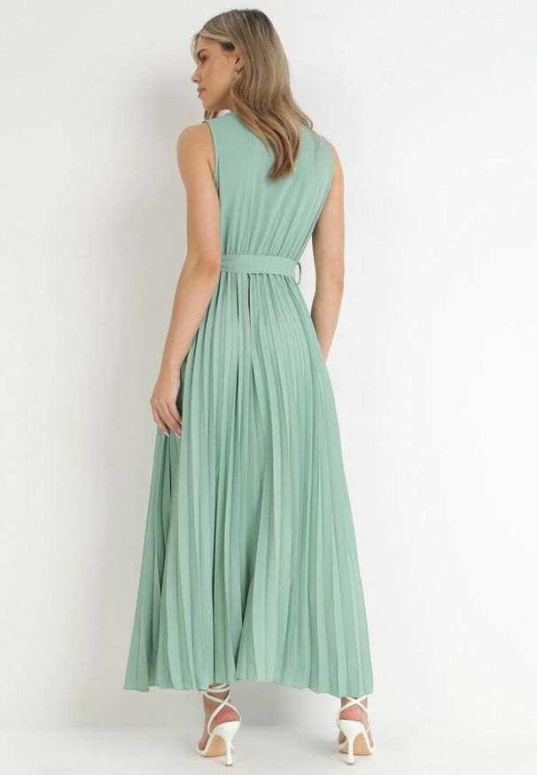 Born2be - Zielona Plisowana Sukienka Maxi z Gumką w Pasie i Materiałowym Paskiem Biak. Okazja: na imprezę. Kolor: zielony. Materiał: materiał. Sezon: lato. Styl: elegancki, klasyczny. Długość: maxi
