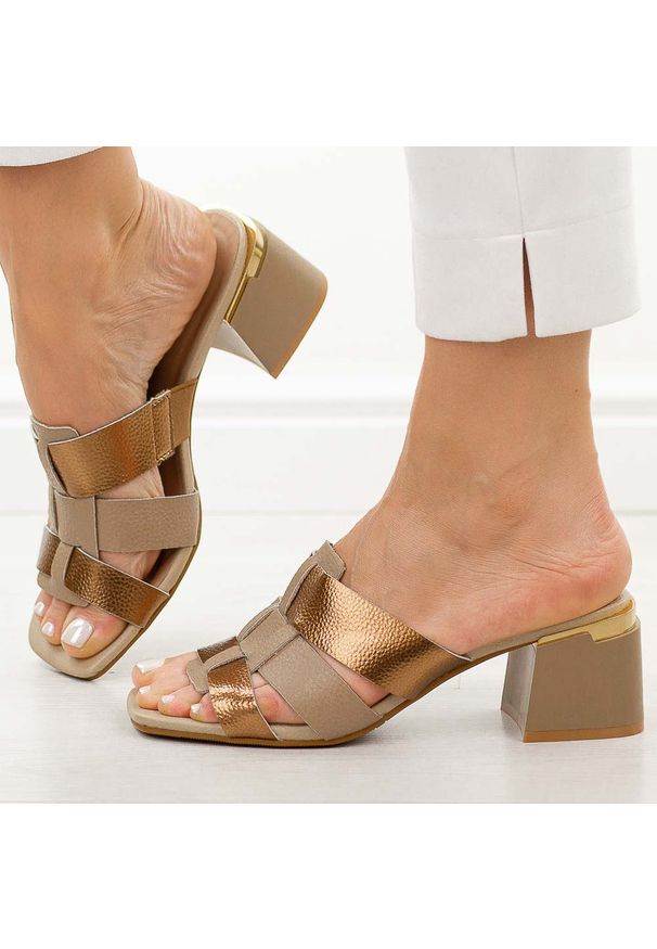 Beżowe skórzane klapki damskie na obcasie M.Daszyński 25134-3. Okazja: na co dzień. Kolor: beżowy. Materiał: skóra. Sezon: wiosna, lato. Obcas: na obcasie. Styl: casual, elegancki, klasyczny, wizytowy. Wysokość obcasa: średni