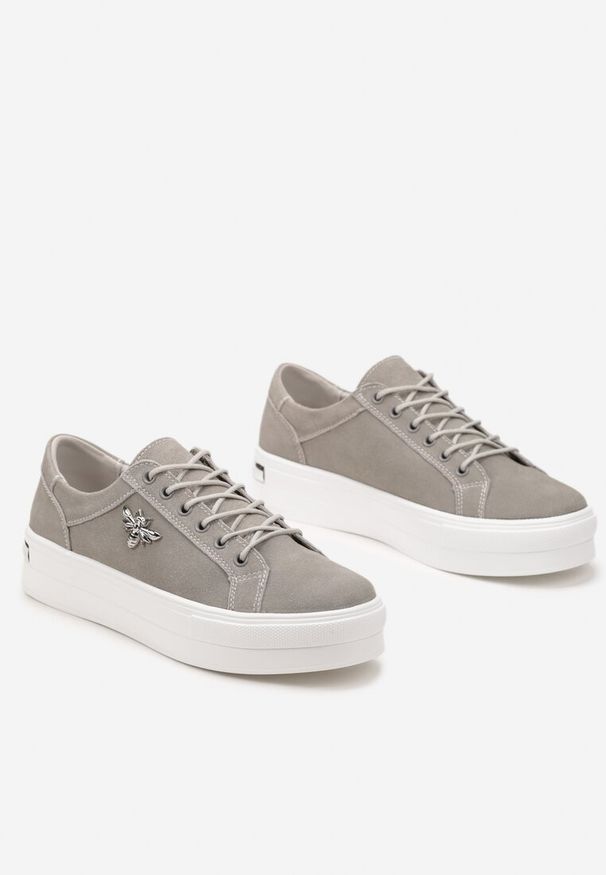 Born2be - Szare Sneakersy ze Skóry na Grubej Podeszwie z Metaliczną Ozdobą Orlianse. Okazja: na co dzień. Kolor: szary. Materiał: skóra. Wzór: aplikacja