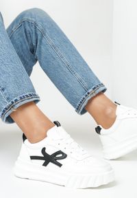 Born2be - Biało-Czarne Sneakersy na Platformie Mosila. Nosek buta: okrągły. Zapięcie: sznurówki. Kolor: biały. Materiał: materiał. Szerokość cholewki: normalna. Obcas: na platformie #1