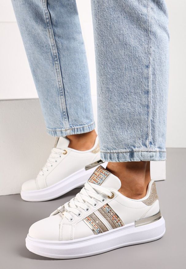 Renee - Biało-Szampańskie Sneakersy na Niewysokiej Platformie z Brokatowymi Wstawkami Renallsa. Nosek buta: okrągły. Zapięcie: sznurówki. Kolor: biały. Materiał: materiał. Obcas: na platformie. Wysokość obcasa: niski