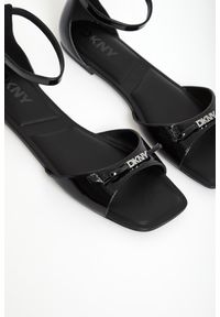 Sandały damskie lakierowane DKNY. Materiał: lakier #3