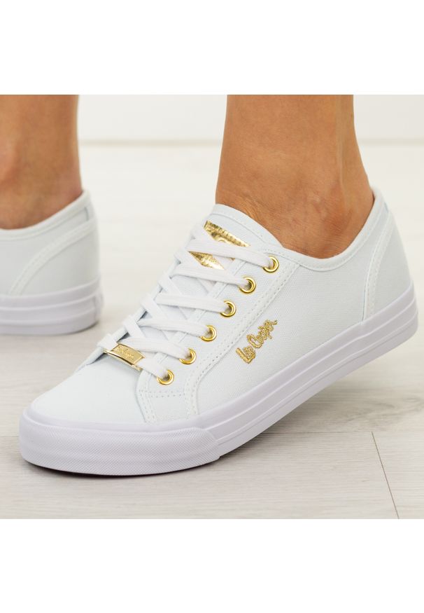 Białe trampki damskie Lee Cooper 4074. Okazja: na co dzień, na spacer. Nosek buta: okrągły. Kolor: biały. Materiał: tkanina. Szerokość cholewki: normalna. Sezon: wiosna, lato. Styl: casual, klasyczny, sportowy