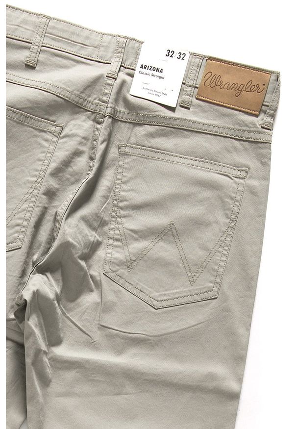 Wrangler - WRANGLER SPODNIE MĘSKIE ARIZONA VINTAGE KHAKI W12OOO334 112126407. Kolor: brązowy. Materiał: materiał. Styl: vintage