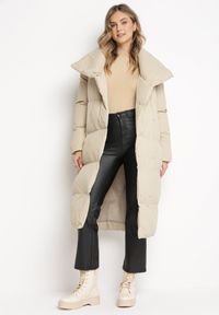 Born2be - Beżowa Kurtka Płaszcz Zapinana na Napy Ukryte pod Plisą z Kieszeniami i Paskiem Ritallas. Typ kołnierza: kołnierzyk stójkowy. Kolor: beżowy. Materiał: materiał. Długość: długie. Sezon: zima #2