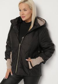 Born2be - Czarna Pikowana Kurtka o Prostym Kroju z Kapturem Tulorisa. Okazja: na co dzień, na spacer. Typ kołnierza: kaptur. Kolekcja: plus size. Kolor: czarny. Materiał: jeans. Wzór: aplikacja. Styl: klasyczny, casual, elegancki #1