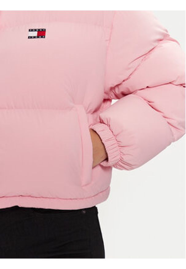 Tommy Jeans Kurtka puchowa DW0DW20390 Różowy Regular Fit. Kolor: różowy. Materiał: syntetyk