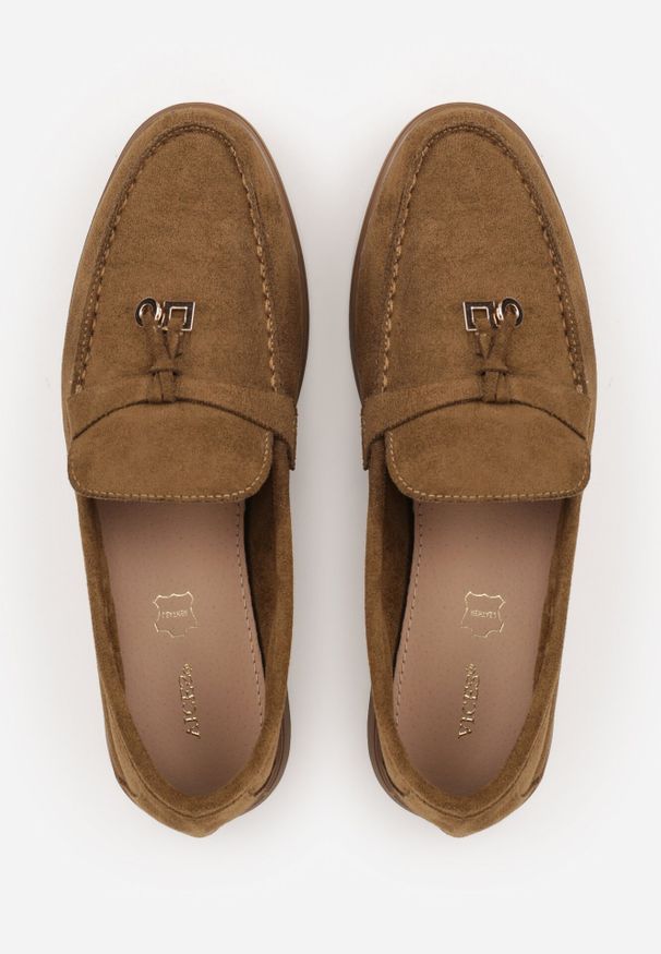 Born2be - Zielone Lekkie Mokasyny VICES z Metalowymi Ozdobami i Skórzaną Wkladką Adrialee. Nosek buta: okrągły. Kolor: beżowy. Materiał: skóra. Wzór: aplikacja. Obcas: na obcasie. Styl: klasyczny. Wysokość obcasa: niski