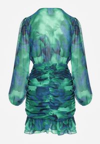 Renee - Zielona Taliowana Sukienka Mini z Kopertowym Dekoltem Ozdobiona Marszczeniem i Falbanką Sanitresa. Kolor: zielony. Wzór: aplikacja. Typ sukienki: kopertowe. Długość: mini #2