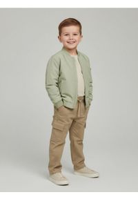 Sinsay - Spodnie straight leg z kieszeniami cargo - beżowy. Kolor: beżowy