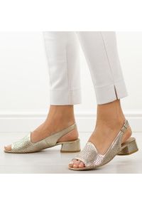 DEONI - Złote S ażurowe skórzane Polskie sandały damskie na obcasie Deoni D521A. Okazja: na ślub cywilny, na wesele, na imprezę. Kolor: złoty. Materiał: skóra. Wzór: ażurowy. Sezon: wiosna, lato. Obcas: na obcasie. Styl: elegancki, klasyczny. Wysokość obcasa: średni #1