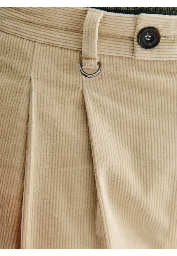 Pako Lorente - PAKO LORENTE - Beżowe spodnie z zakładkami. Kolor: beżowy. Materiał: sztruks, bawełna, elastan. Sezon: zima, jesień