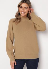 Born2be - Beżowy Sweter Dzianinowy z Długim Rękawem i Guzikami Omes. Kolor: beżowy. Materiał: dzianina. Długość rękawa: długi rękaw. Długość: długie #5