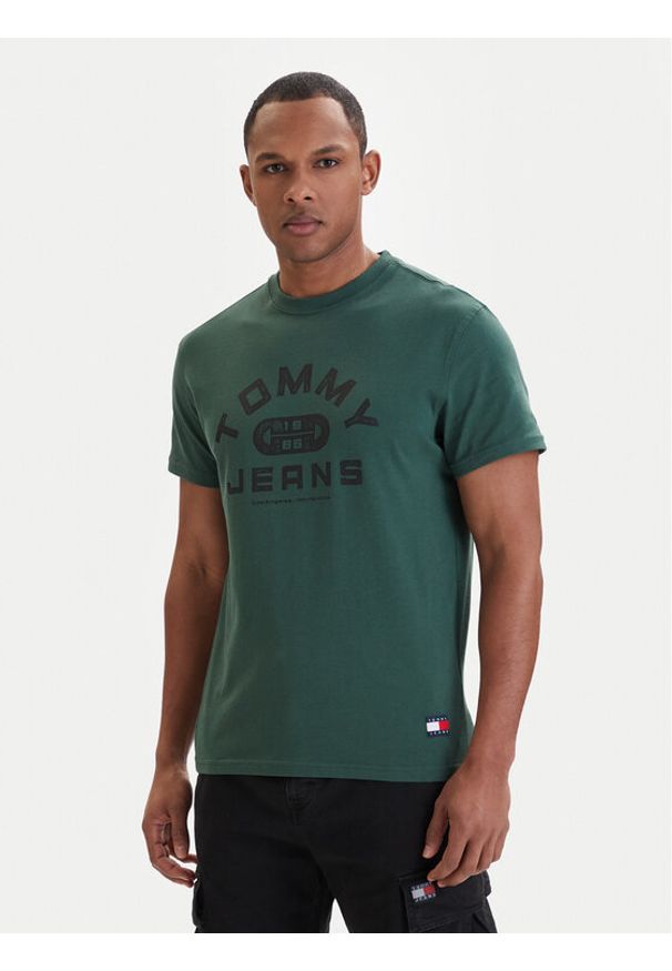 Tommy Jeans T-Shirt DM0DM22551 Zielony Regular Fit. Kolor: zielony. Materiał: bawełna