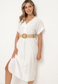 Born2be - Biała Wiskozowa Sukienka z Paskiem Ozdobionym Plecionką i Klamrą Mlevena. Typ kołnierza: dekolt w kształcie V. Kolekcja: plus size. Kolor: biały. Materiał: wiskoza. Długość rękawa: krótki rękaw. Wzór: aplikacja. Typ sukienki: dla puszystych. Styl: elegancki #5