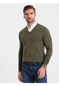 Ombre Clothing - Sweter męski z dekoltem "w serek" z koszulowym kołnierzykiem - ciemnooliwkowy V5 - Rozmiar: S. Typ kołnierza: kołnierzyk koszulowy, dekolt w serek. Kolor: oliwkowy. Materiał: nylon, materiał, bawełna. Styl: klasyczny