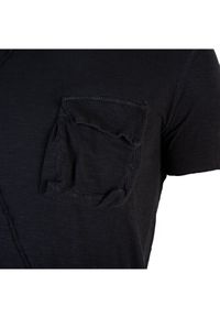 La Haine Inside Us T-shirt "Nixon" | P2108 3J | Mężczyzna | Czarny. Okazja: na co dzień. Kolor: czarny. Materiał: bawełna. Wzór: aplikacja. Styl: casual