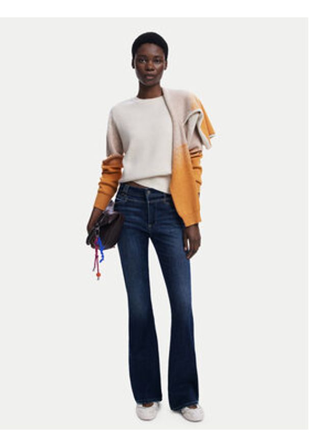 Desigual Sweter Fama 25WWJF24 Écru Regular Fit. Materiał: wiskoza, syntetyk