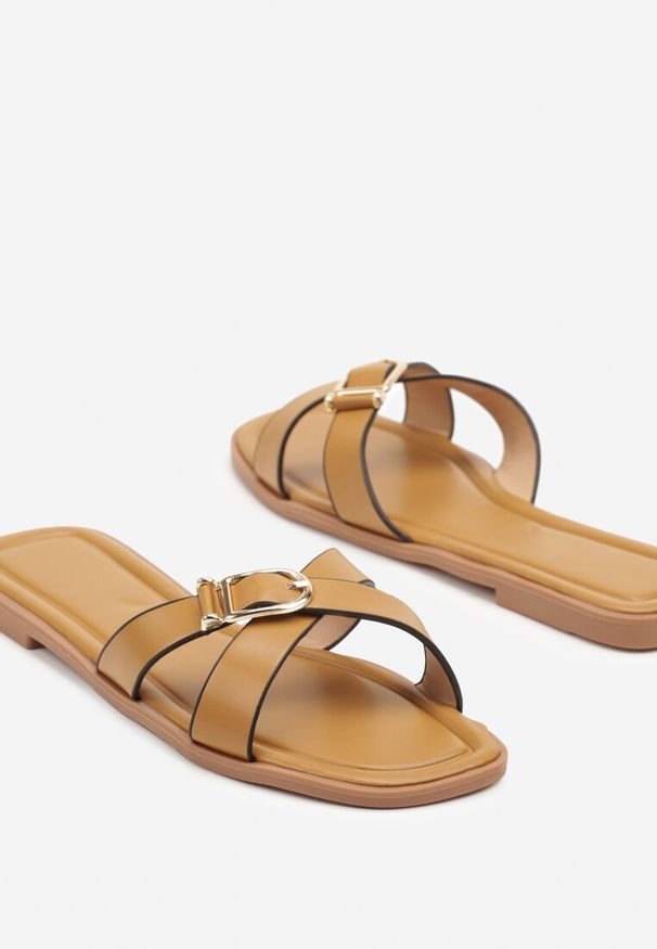 Renee - Jasnobrązowe Klapki z Ozdobną Klamrą i Paskami Sanasea. Okazja: na co dzień. Kolor: brązowy. Materiał: jeans. Styl: elegancki, casual