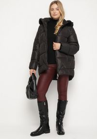 Born2be - Czarna Pikowana Kurtka z Kapturem z Futerkiem Tevea. Okazja: na spotkanie biznesowe, do pracy, na spacer. Typ kołnierza: kaptur. Kolekcja: plus size. Kolor: czarny. Materiał: futro. Styl: biznesowy, klasyczny, elegancki #5