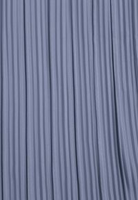 Born2be - Niebieskie Szerokie Spodnie z Wysokim Stanem ze Zwiewnej Tkaniny z Plisami Galiris. Okazja: do pracy, na co dzień, na spotkanie biznesowe. Stan: podwyższony. Kolor: niebieski. Materiał: tkanina. Długość: długie. Styl: elegancki, biznesowy, casual #5