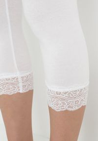 Born2be - Białe Legginsy z Nogawką 3/4 i Gumką w Pasie Hypasia. Okazja: na co dzień. Kolor: biały. Materiał: koronka. Wzór: koronka. Styl: casual #5