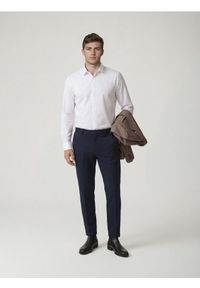 Reserved - Spodnie chino slim fit - granatowy. Kolor: niebieski. Materiał: dzianina, wiskoza